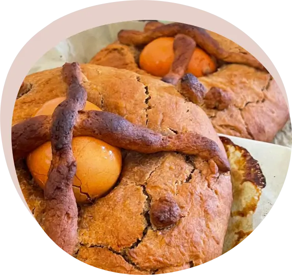 Pão artesanal com damasco inteiro no topo.